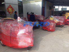 福瑞得機(jī)械座駕壓路機(jī)、大容量灌縫機(jī)，小型灌縫機(jī)包裝完畢準(zhǔn)備發(fā)貨